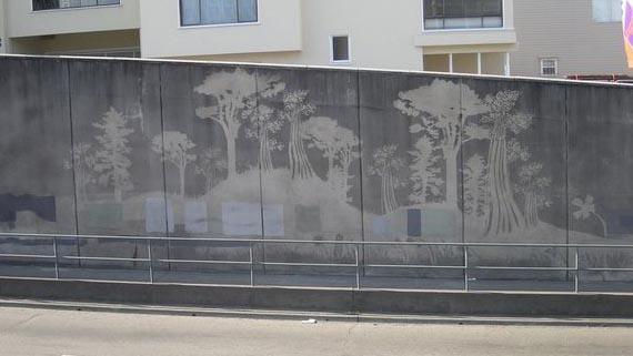 reverse graffiti su muro inquinato - arte sostenibile urbana
